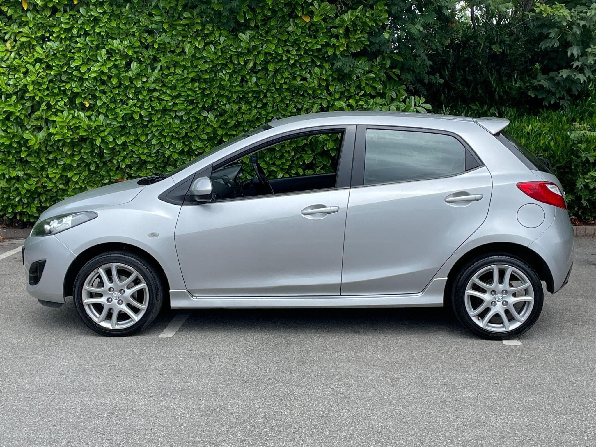 Mazda Mazda2 view 11