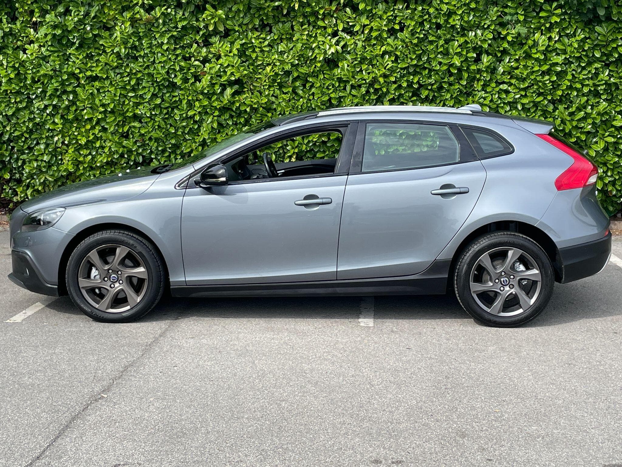 Volvo V40 Cross Country view 8