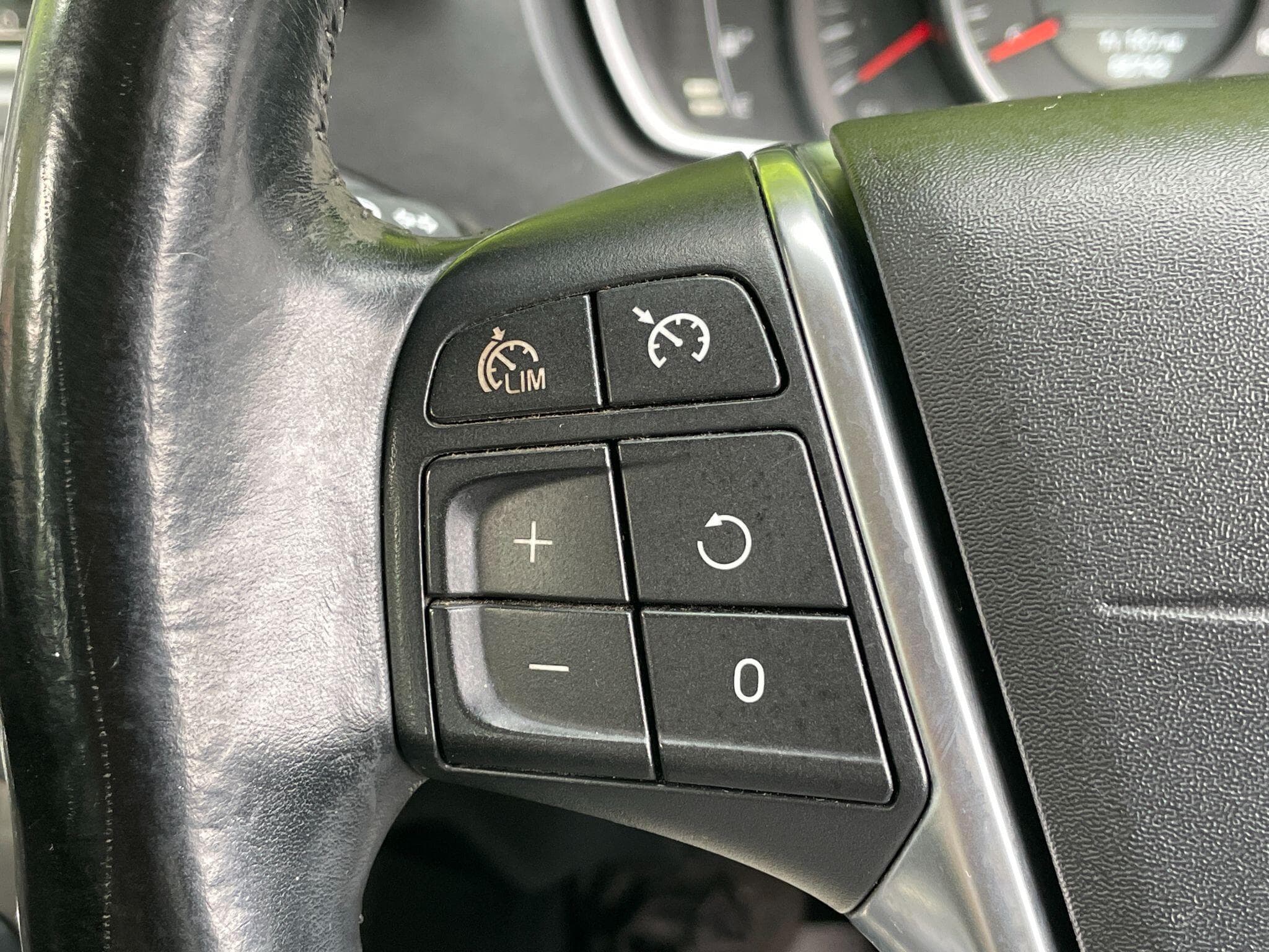 Volvo V40 Cross Country view 28