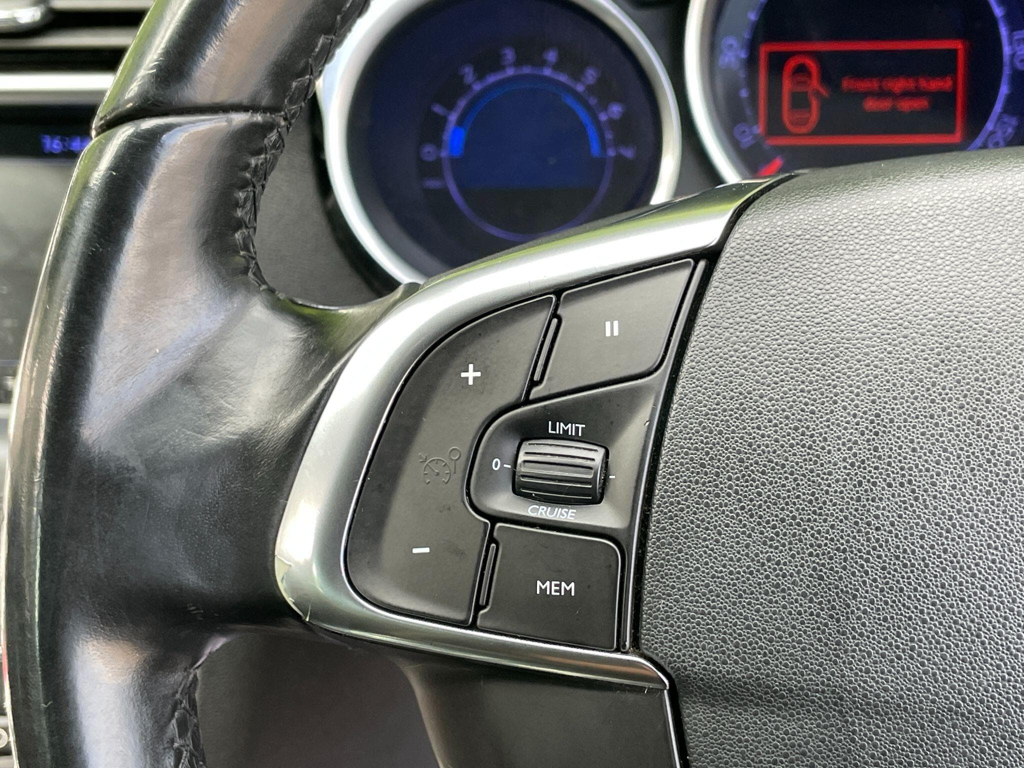 DS AUTOMOBILES DS 4 view 24