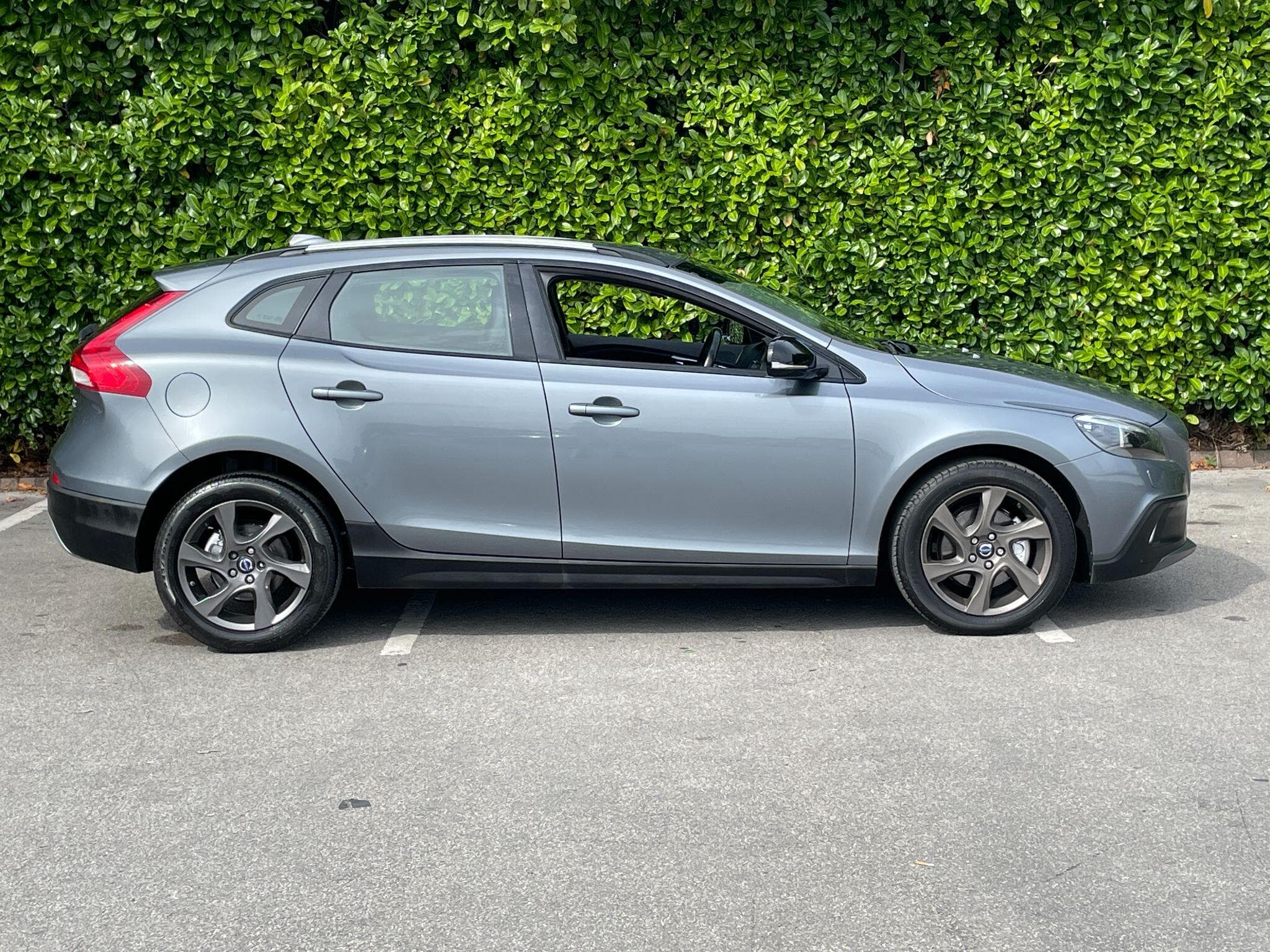 Volvo V40 Cross Country view 11
