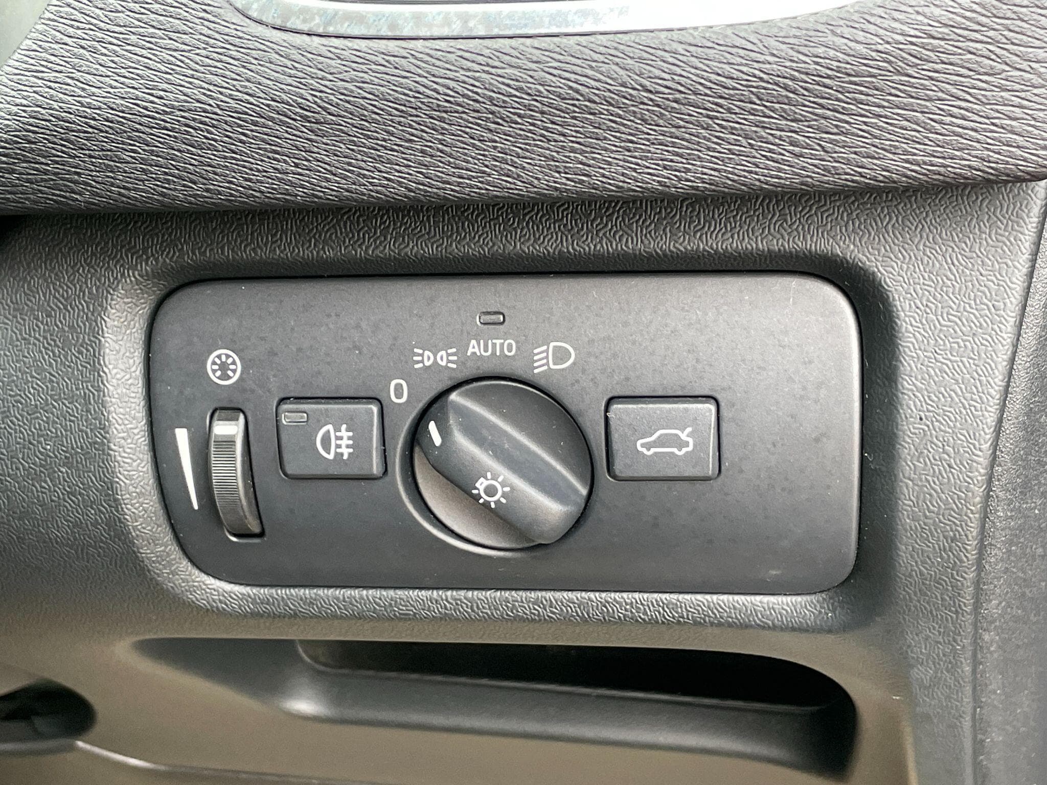 Volvo V40 Cross Country view 33