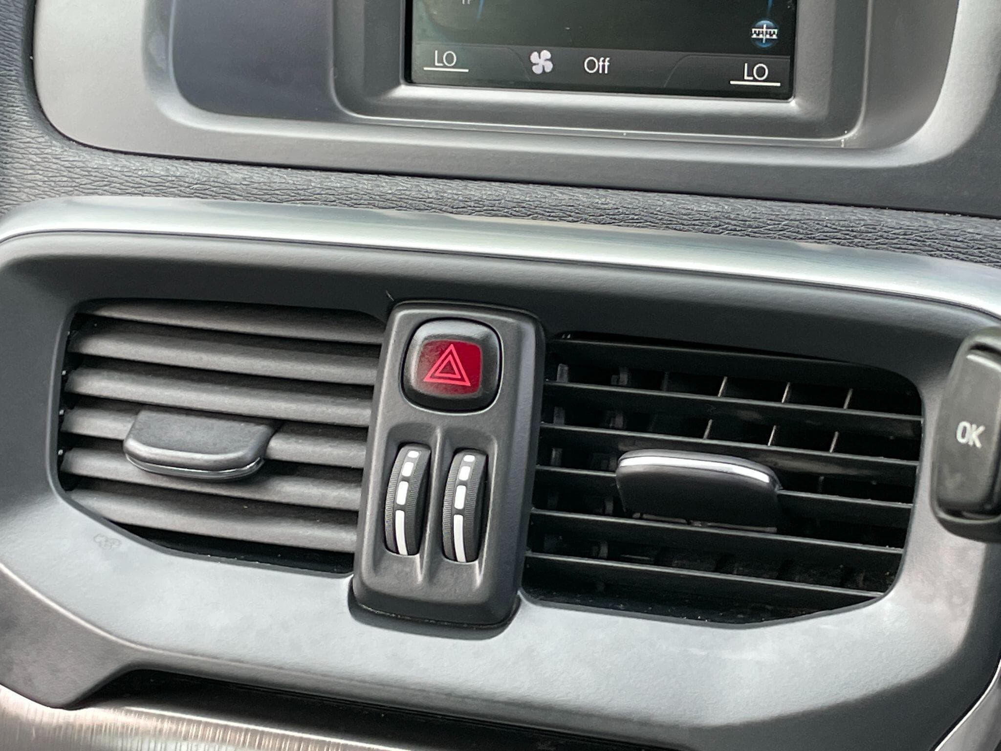 Volvo V40 Cross Country view 32