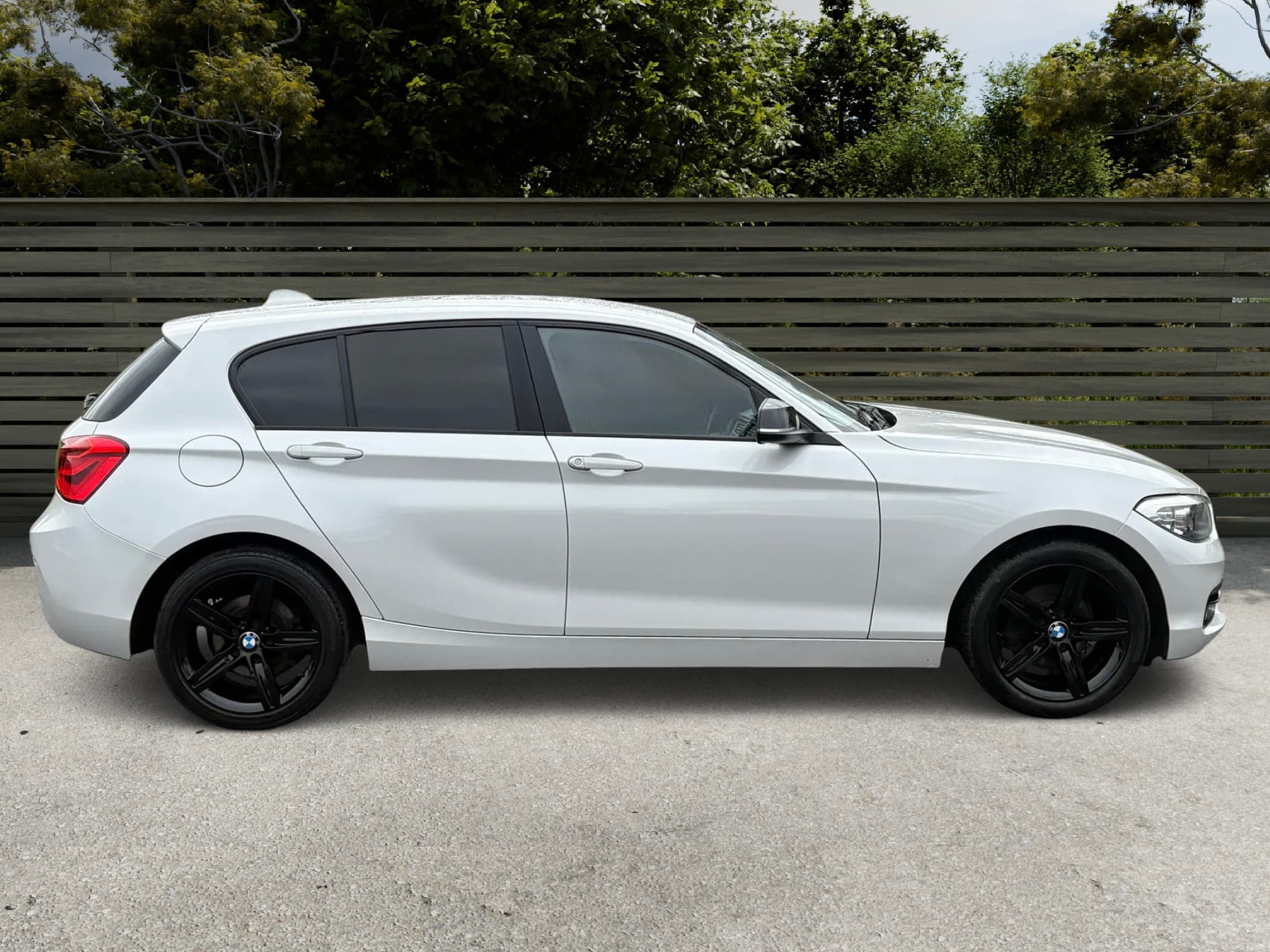 BMW 1 Series 118d Sport view 3