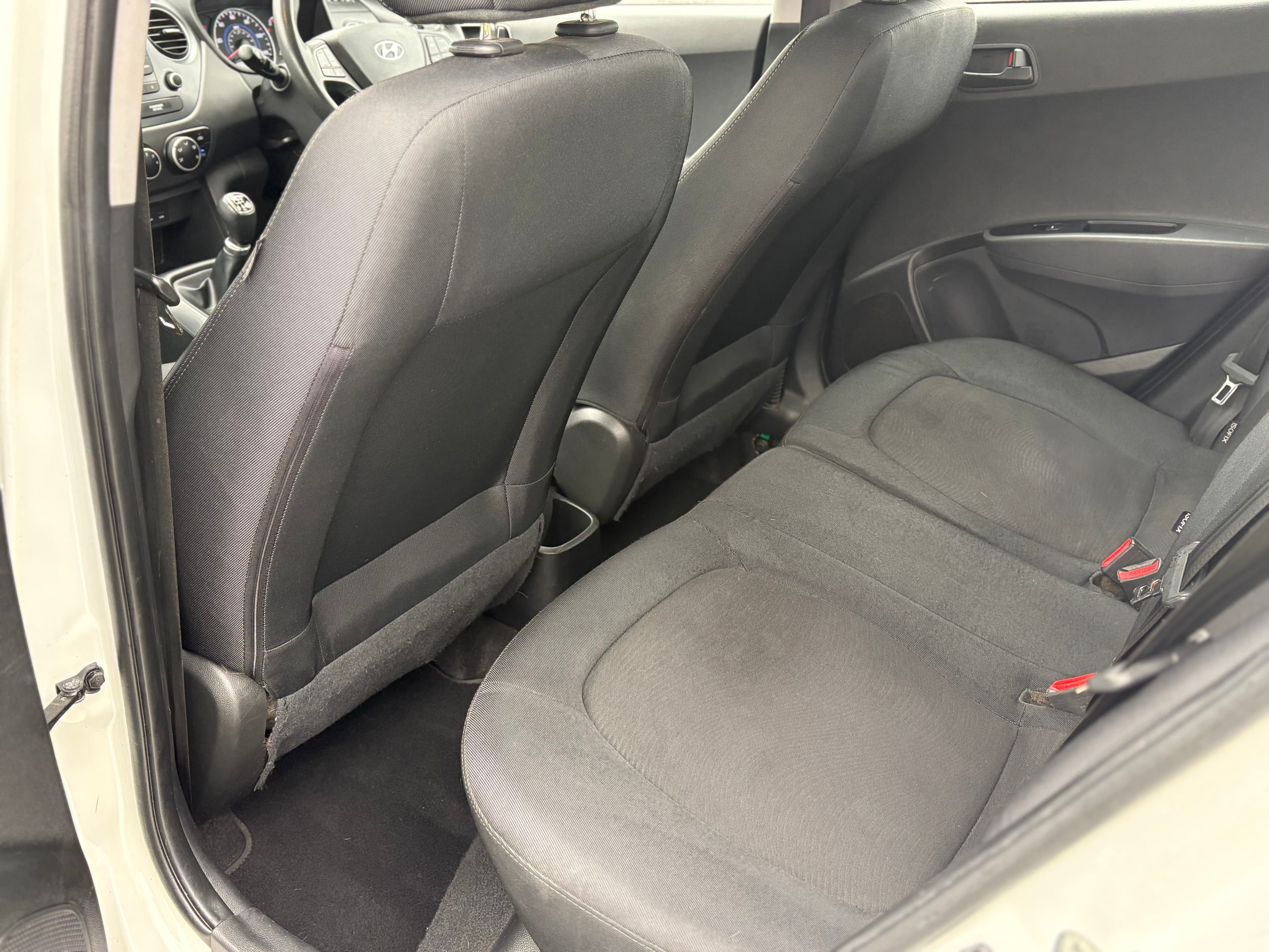 HYUNDAI i10 SE view 11