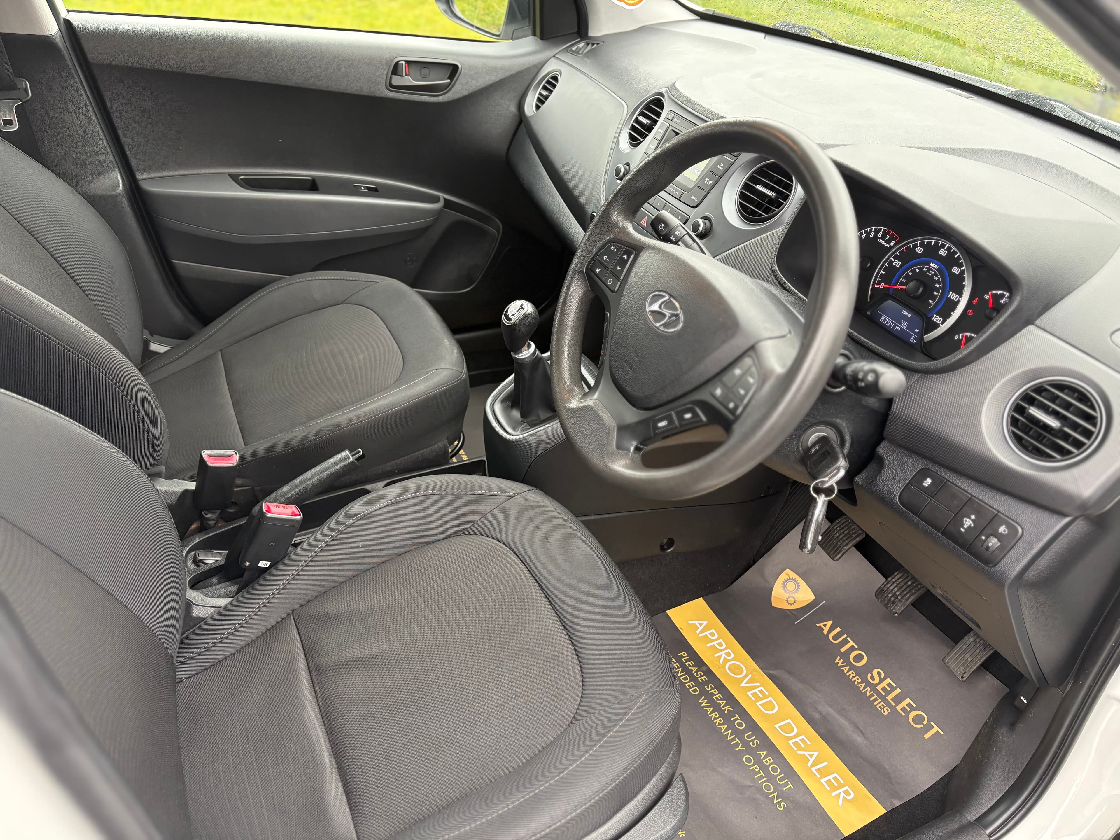 HYUNDAI i10 SE view 4