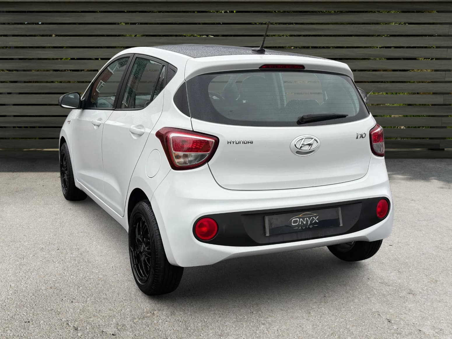 HYUNDAI i10 SE view 23