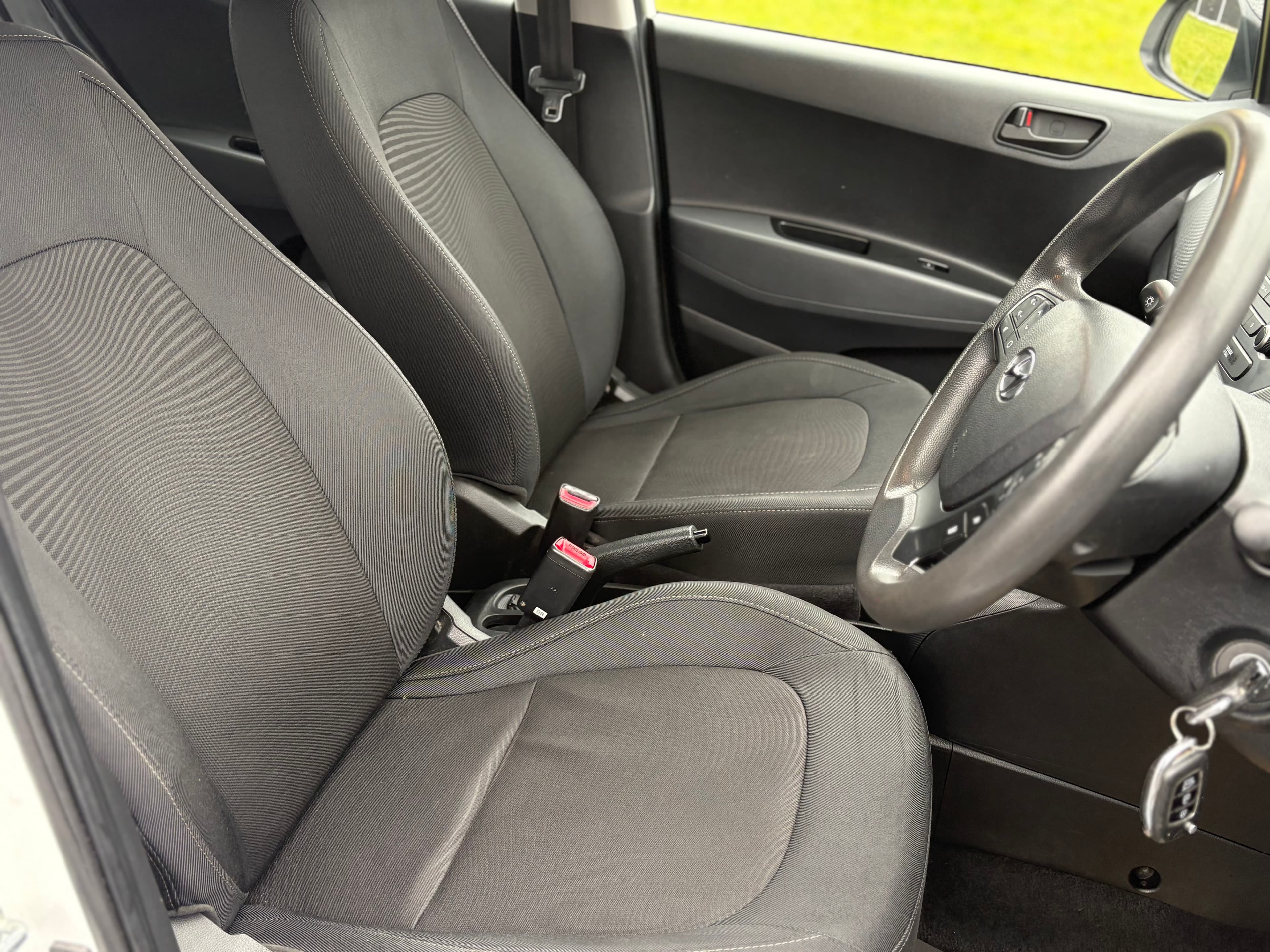 HYUNDAI i10 SE view 17