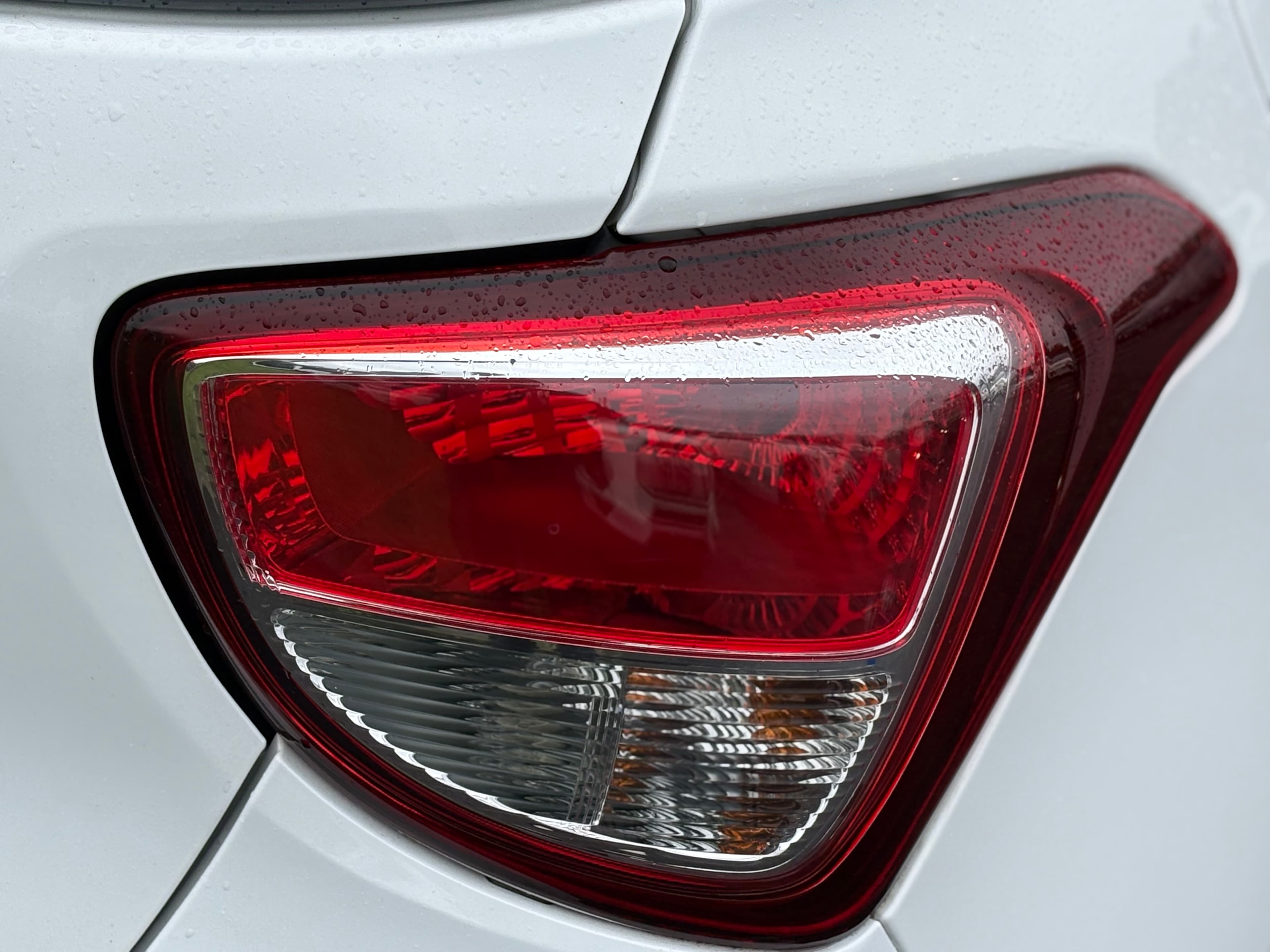 HYUNDAI i10 SE view 28