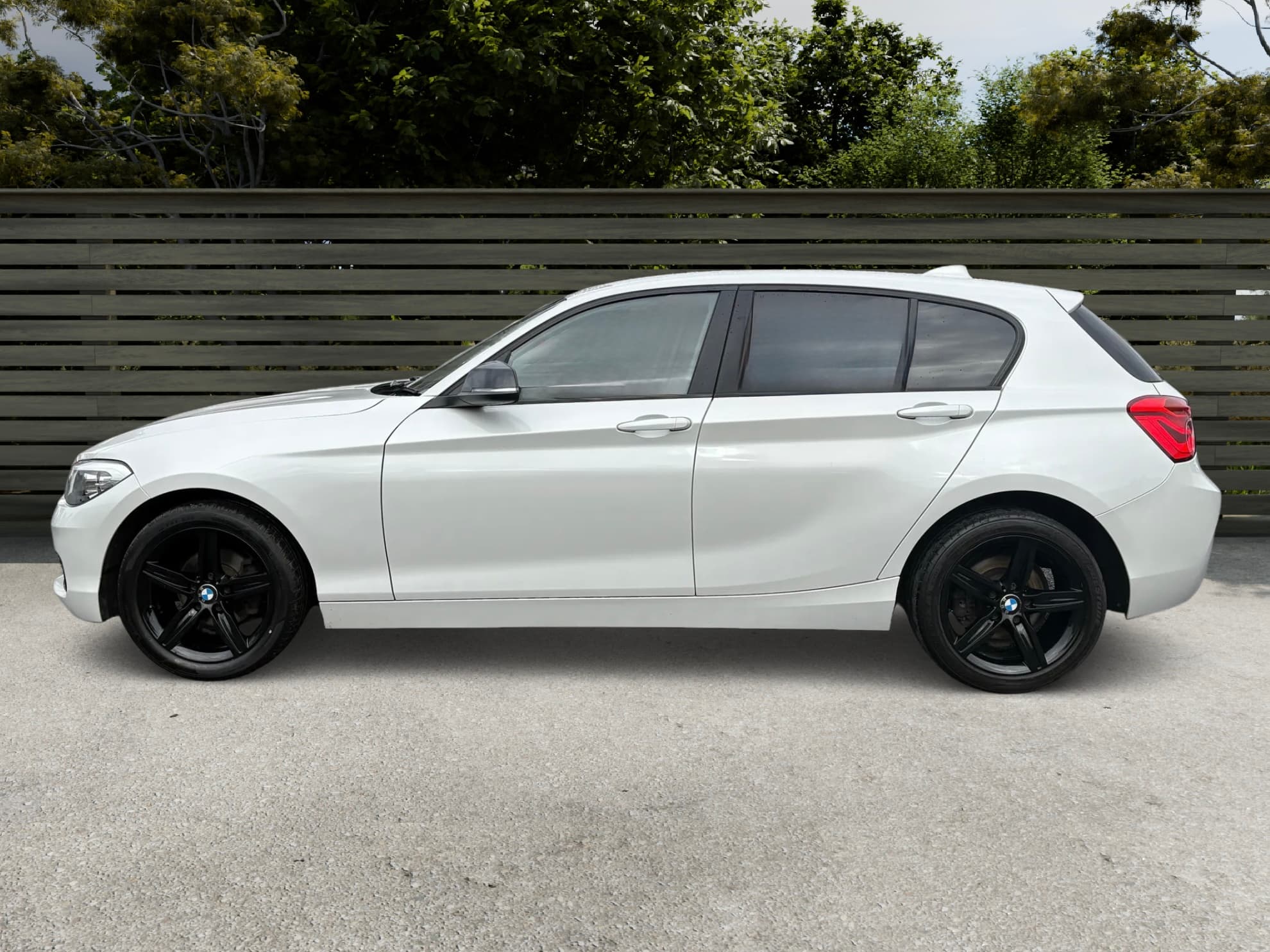 BMW 1 Series 118d Sport view 4