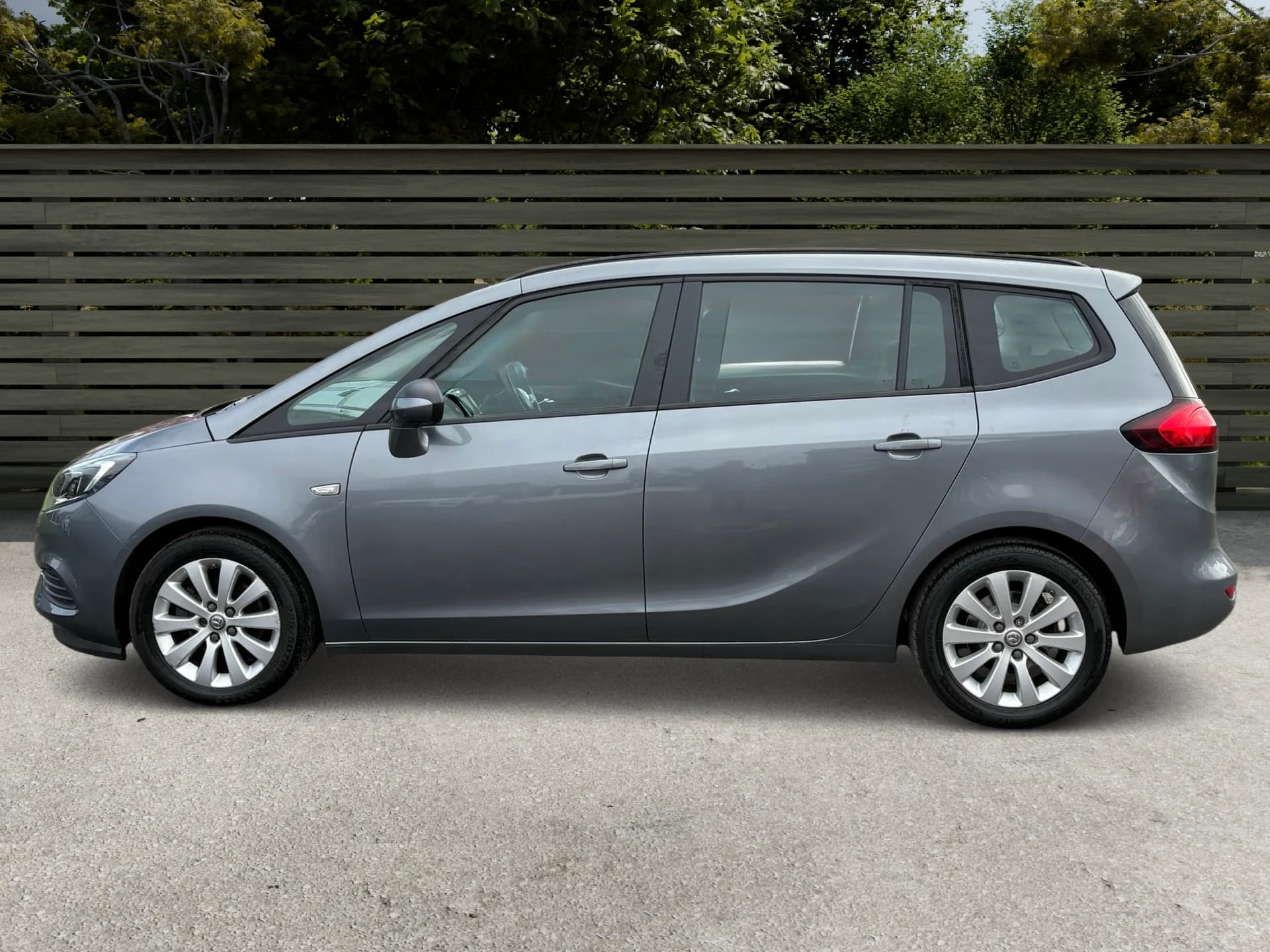 VAUXHALL Zafira tourer design view 8