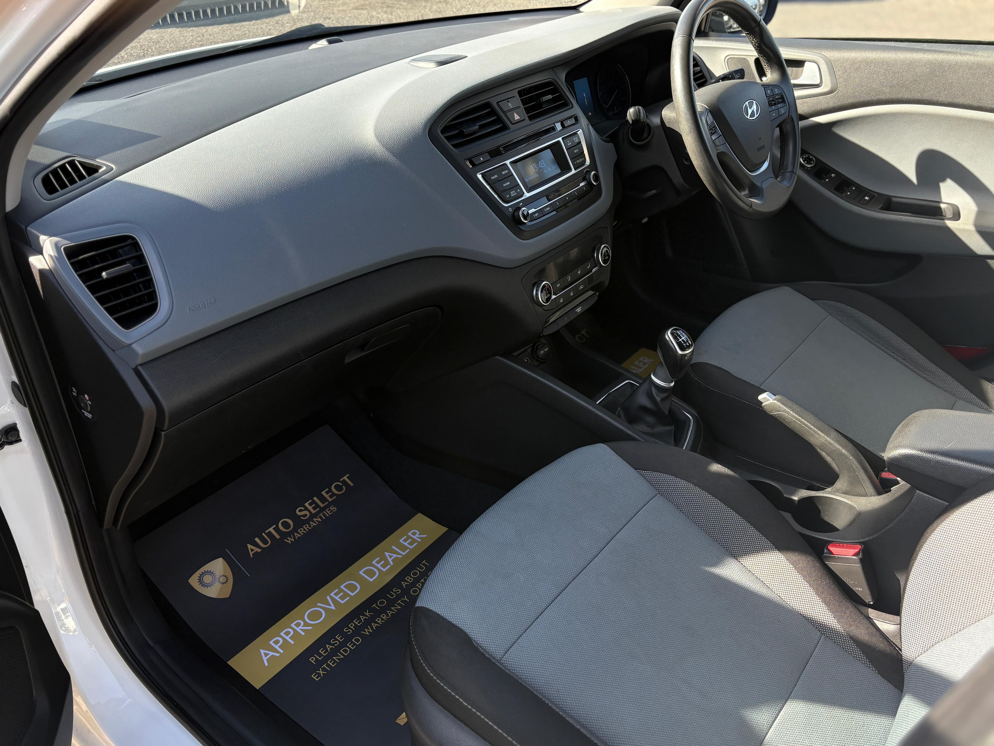 HYUNDAI I20 PREMIUM view 33
