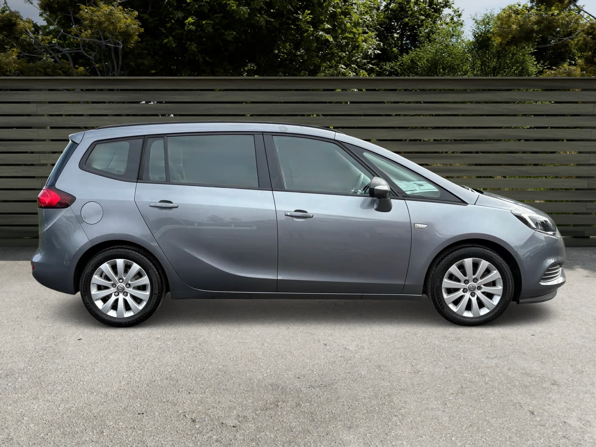 VAUXHALL Zafira tourer design view 4